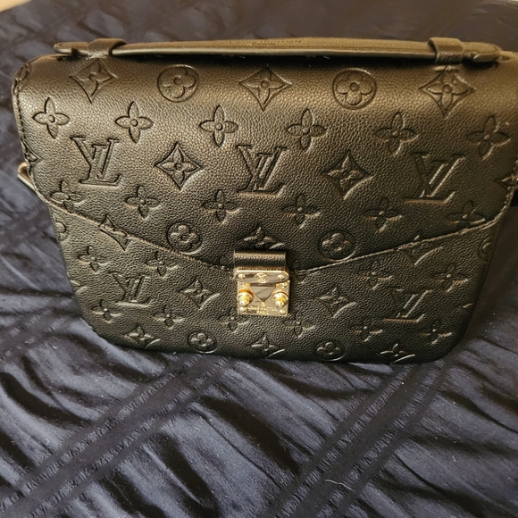 New black Louis Vuitton purse 1900 retail is 2800 - Picture 6 of 8